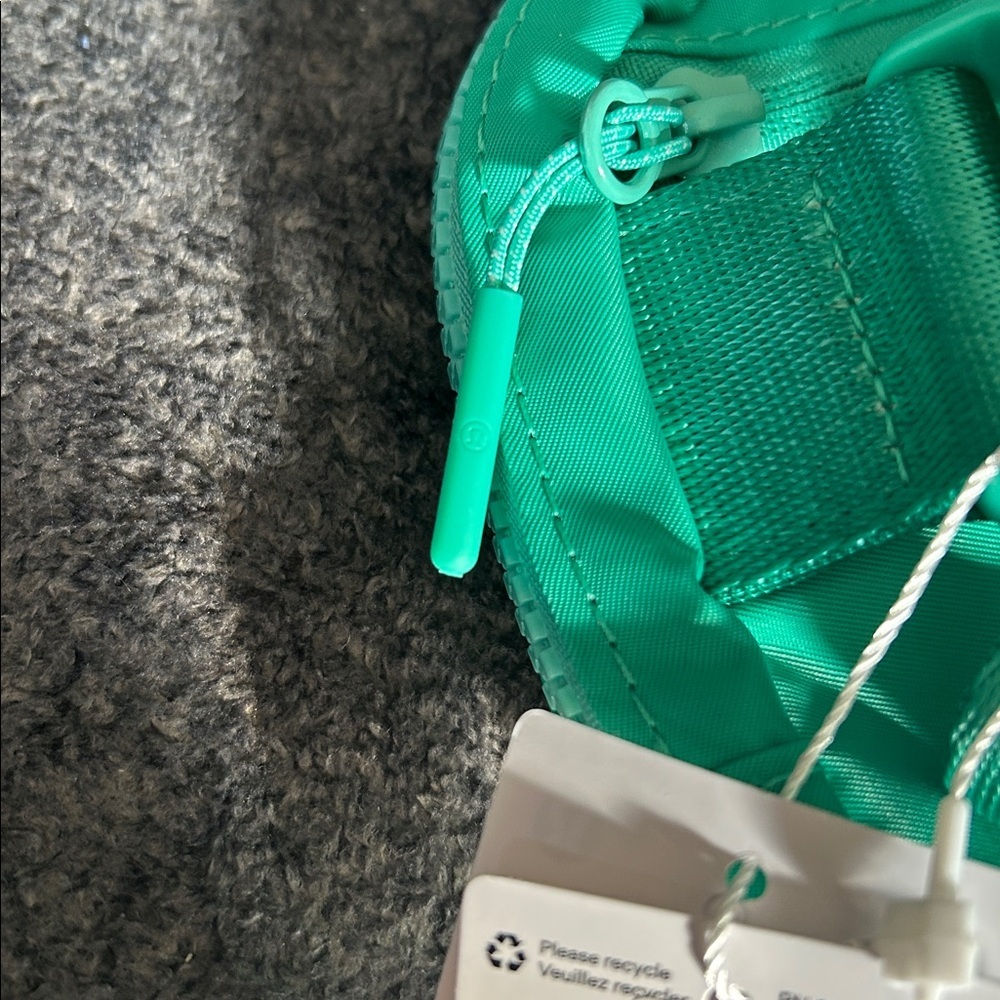 Lululemon NWT PARADISE Green belt bag. Silver hardware. - Picture 3 of 6